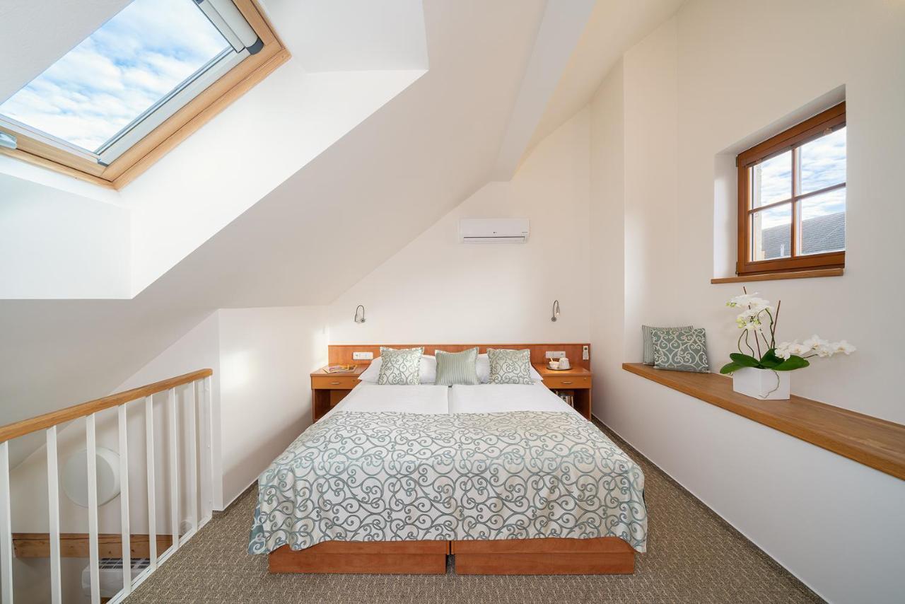 Hotel Bily Jednorozec Trebon Luaran gambar