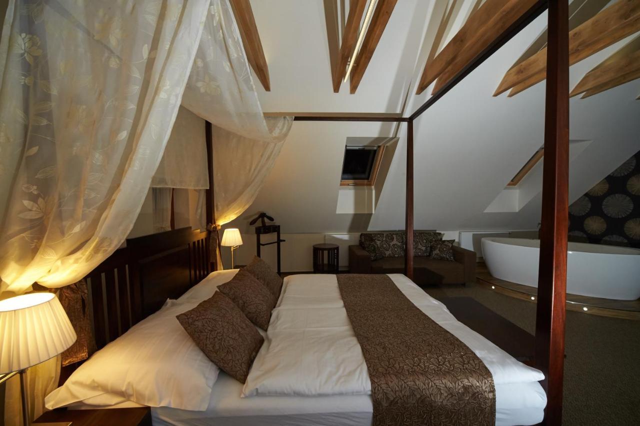 Hotel Bily Jednorozec Trebon Luaran gambar