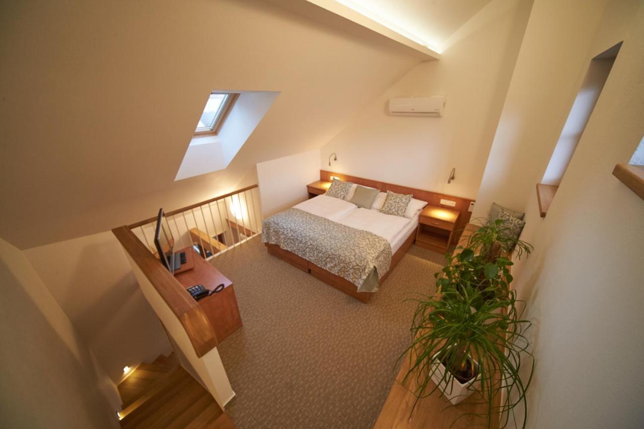 Hotel Bily Jednorozec Trebon Luaran gambar