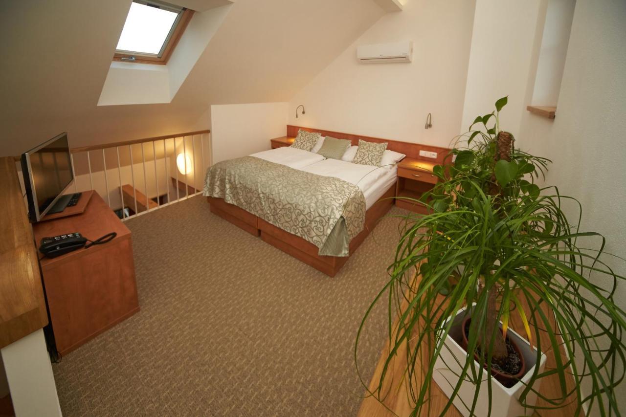 Hotel Bily Jednorozec Trebon Luaran gambar