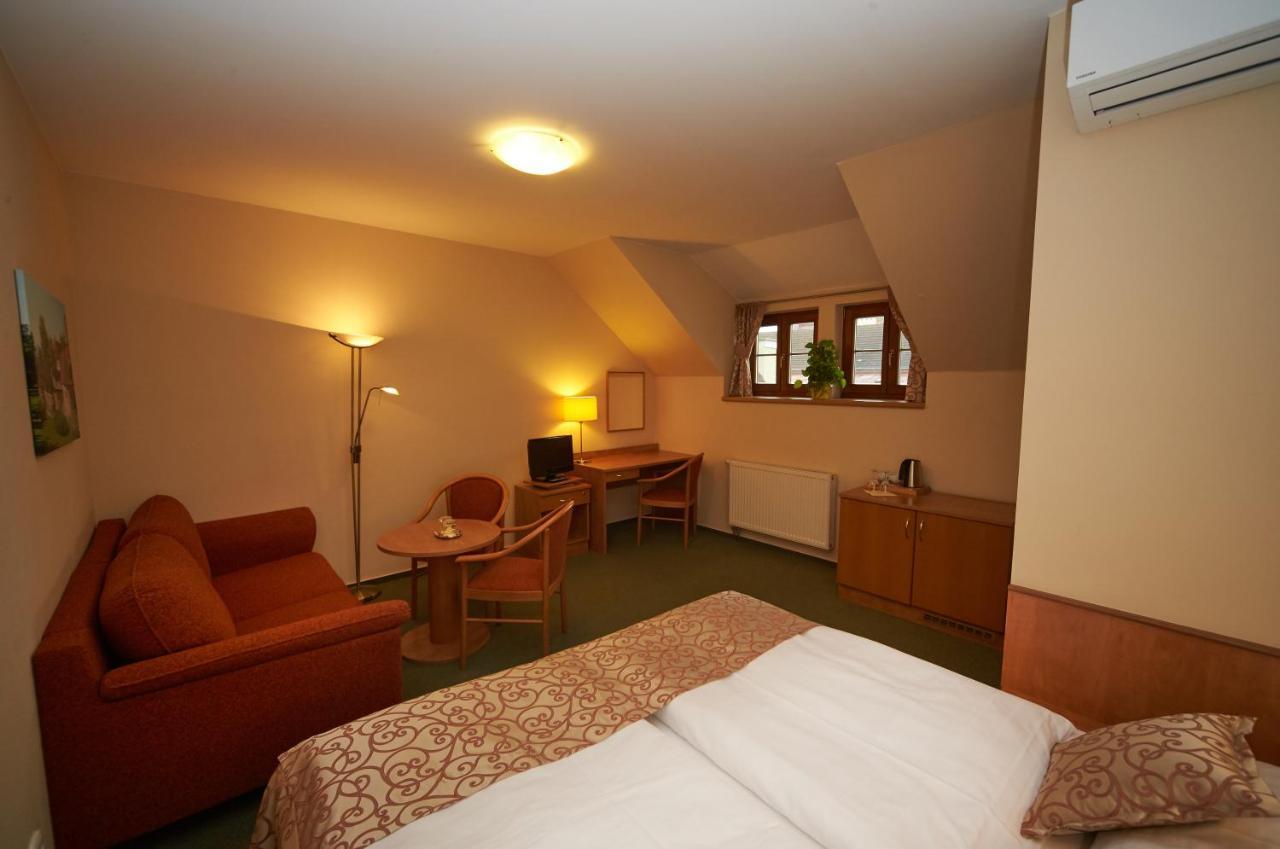 Hotel Bily Jednorozec Trebon Luaran gambar