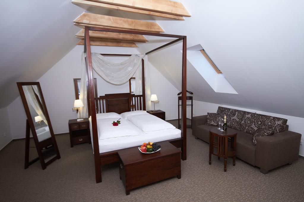 Hotel Bily Jednorozec Trebon Luaran gambar